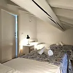 Bright House In Old Town Desenzano Appartement