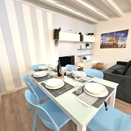 Bright House In Old Town Desenzano Apartmán *